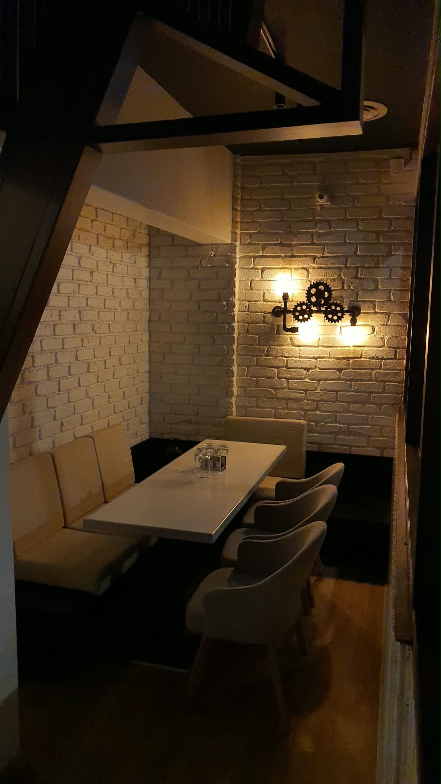 EN'CREO BISTRO seating nook beside a brick wall