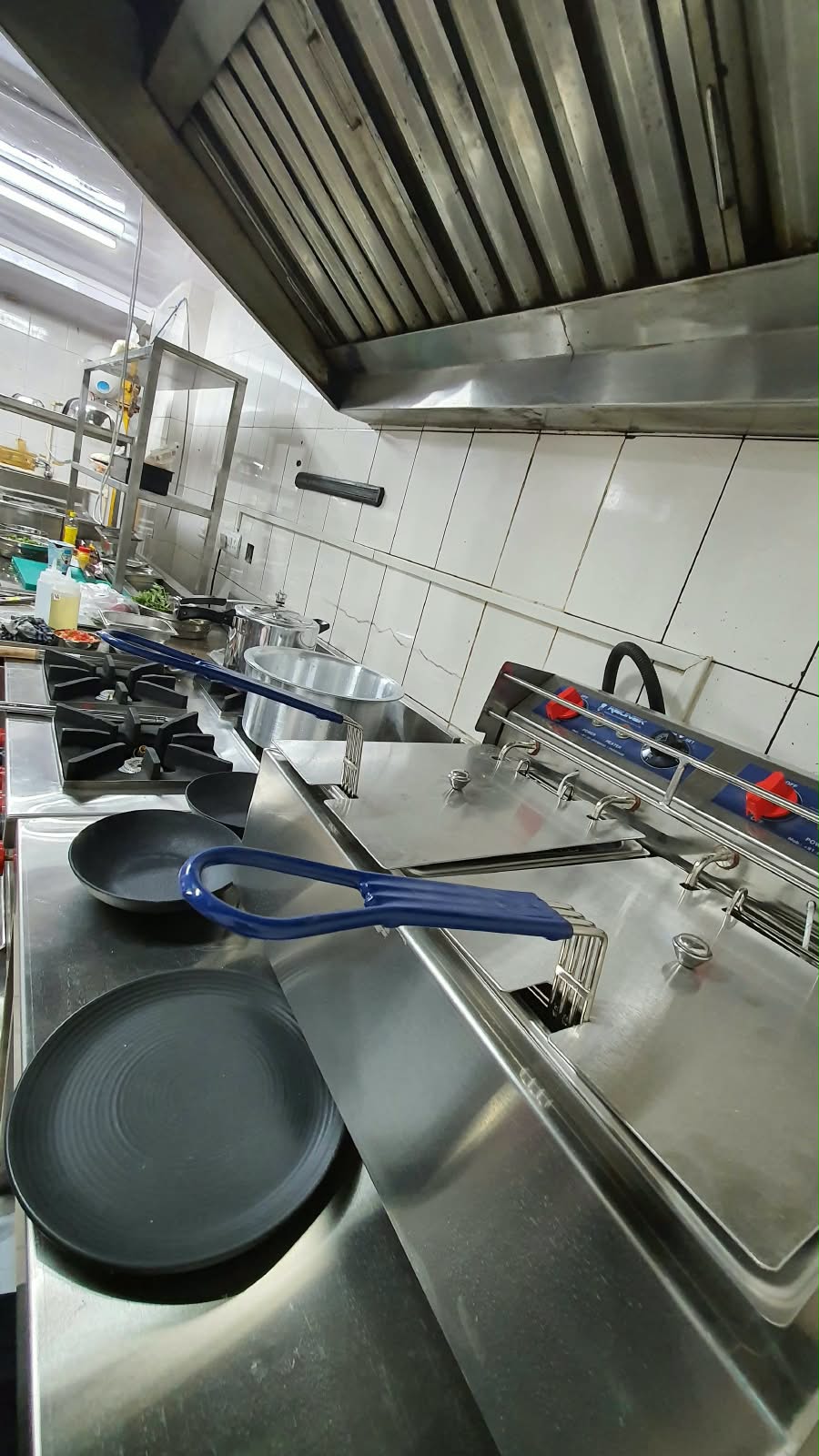 EN'CREO BISTRO kitchen with cooking equipment and cookware