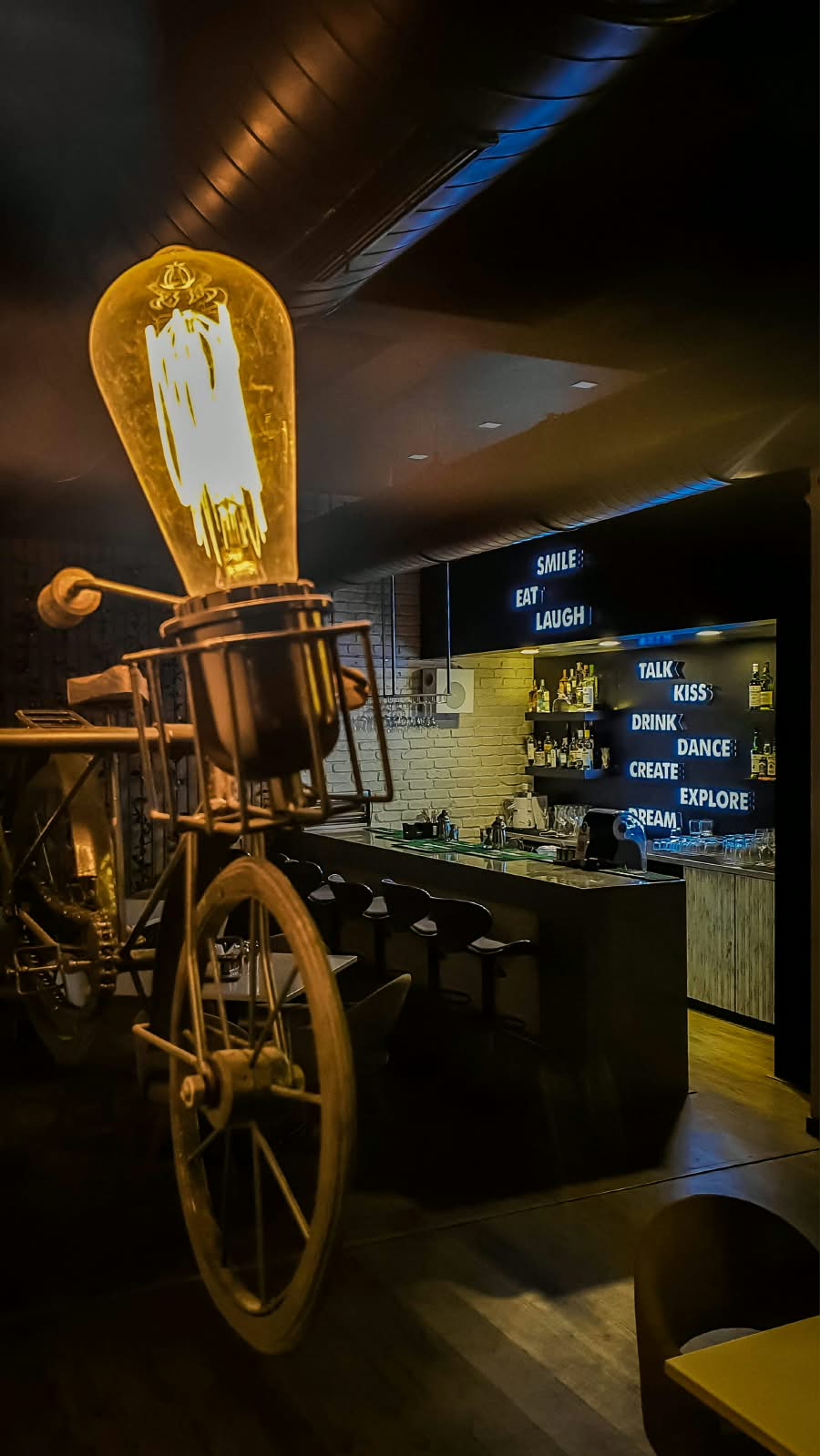 EN'CREO BISTRO bar and decorative bicycle light
